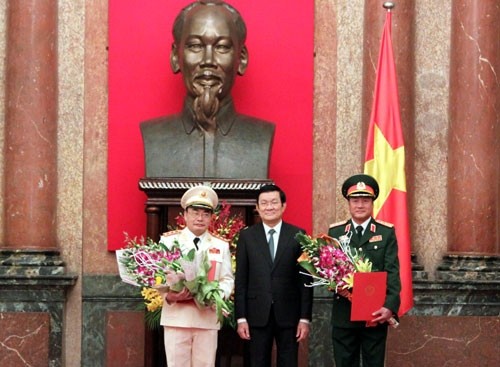 张晋创主席向越南武装力量将领颁发晋升军衔决定