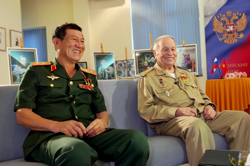 越南宇航员范尊和俄罗斯宇航员戈尔巴特科见面交流