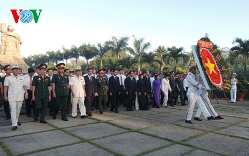阮晋勇总理出席在坚江省举行的荣军烈士节纪念活动