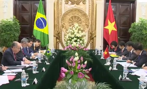 越南政府副总理兼外交部长范平明与巴西外交部长维埃拉举行会谈 
