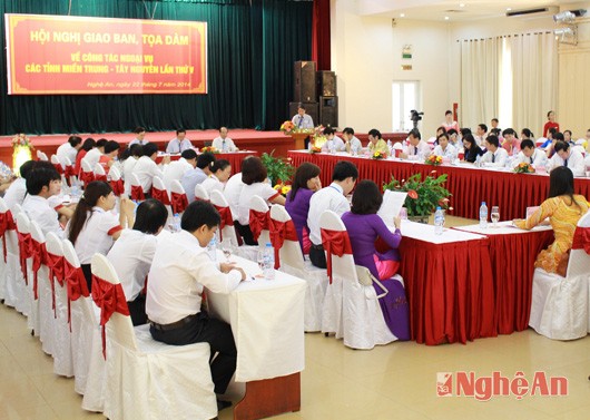 越南中部-西原地区外事工作座谈会在广义省举行 