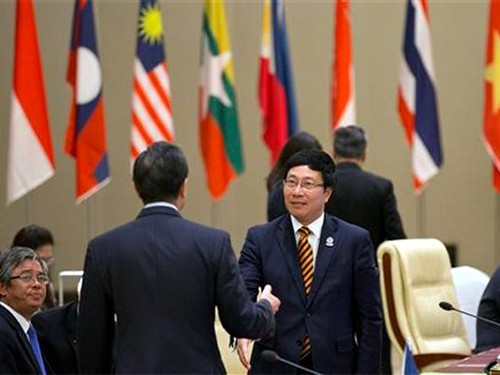 越南政府副总理兼外交部长和中国外长王毅就东海问题交换意见