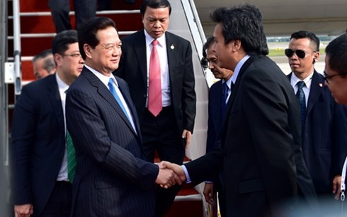 阮晋勇总理离开河内开始正式访问马来西亚并出席新加坡独立日50周年庆典行程