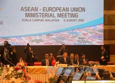 越南政府副总理兼外长范平明在第四十八届东盟外长会议期间的活动