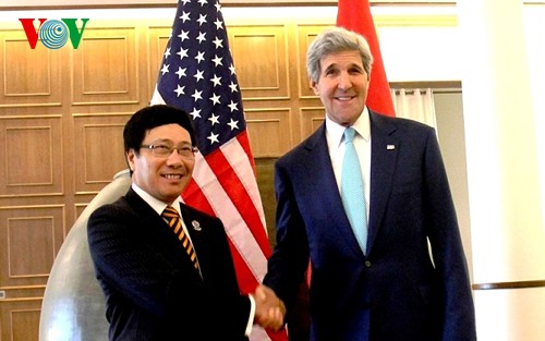 越南政府副总理兼外长范平明与美国国务卿克里举行会谈