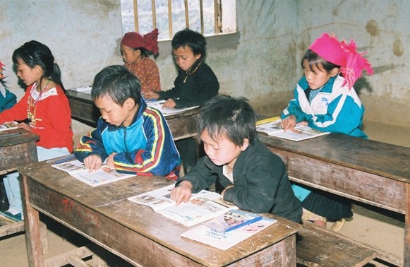 为河江省少数民族学生上学提供帮助