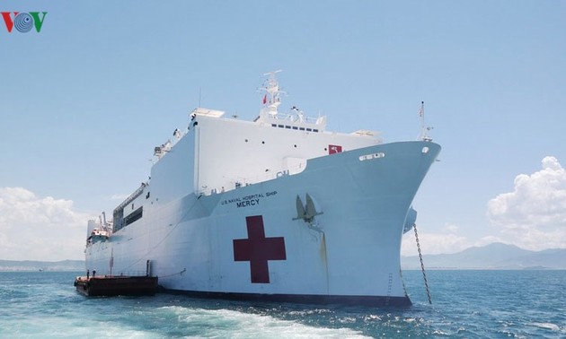 美国“仁慈”号医院船停靠岘港市仙沙港