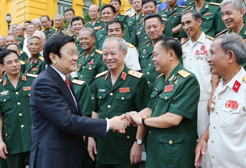 张晋创主席会见两个武装力量英雄单位的退伍军人