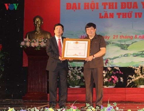 越南之声广播电台第4次爱国竞赛大会表彰先进集体和个人