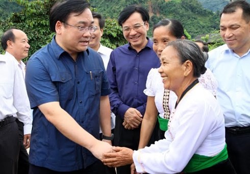 越南政府副总理黄忠海检查莱州水电站建设进度