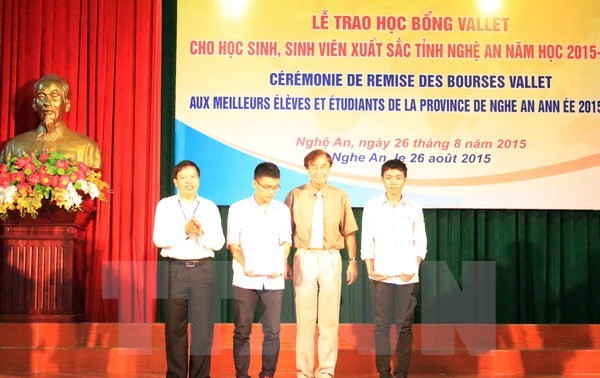 越南科学与教学组织向义安省优秀大中学生颁发瓦莱奖学金