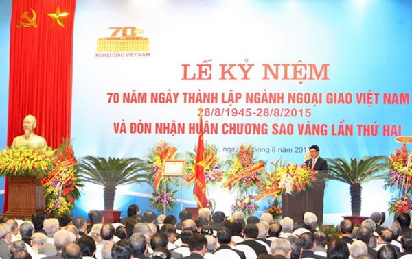 老挝和俄罗斯官员致电祝贺越南外交部门成立70周年