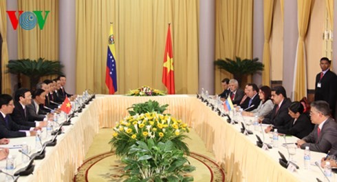 越南国家主席张晋创同委内瑞拉总统马杜罗举行会谈