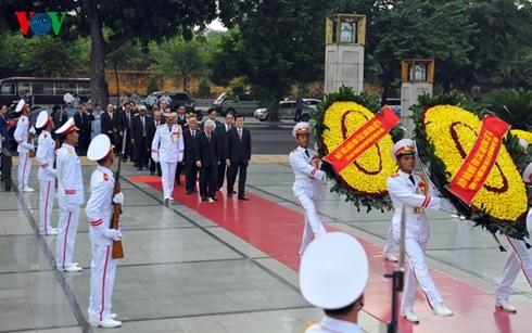越南党和国家领导人入陵瞻仰胡志明主席遗容并缅怀英烈