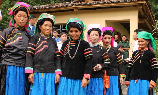 布标族维护民族服饰  留住传统文化