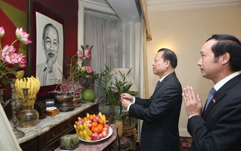 武文宁副总理看望越南驻英国大使馆工作人员
