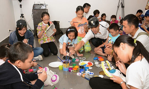 近300名儿童参加“制作越南传统面具喜迎中秋佳节”项目