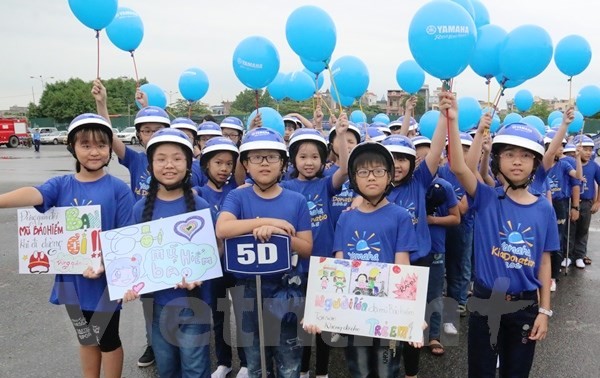 越南有关部门向海阳省小学生赠送头盔