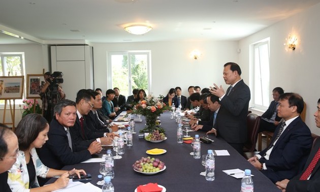 越南政府副总理武文宁探望越南常驻联合国日内瓦办事处代表团