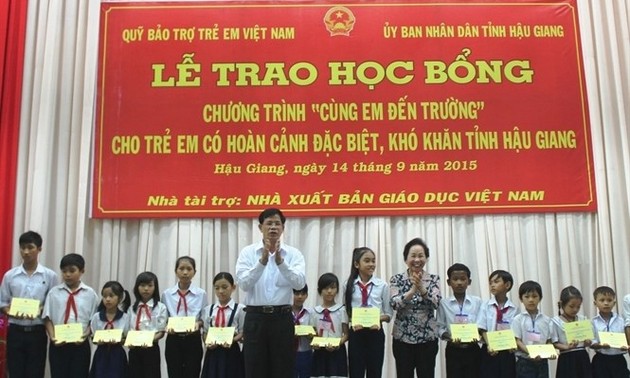 越南国家副主席阮氏缘向后江省儿童颁发助学金