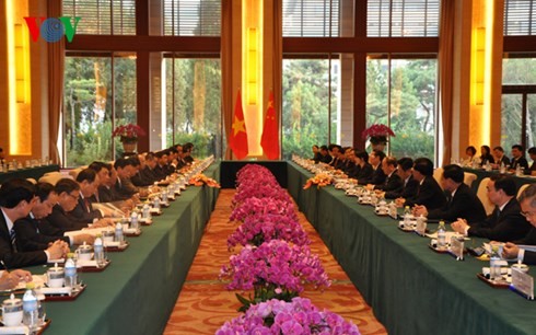 越南政府副总理阮春福与中国国务院副总理张高丽举行会谈