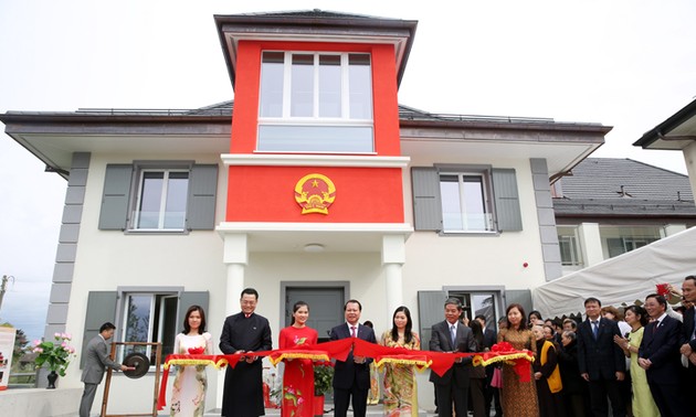 越南政府副总理武文宁访问瑞士