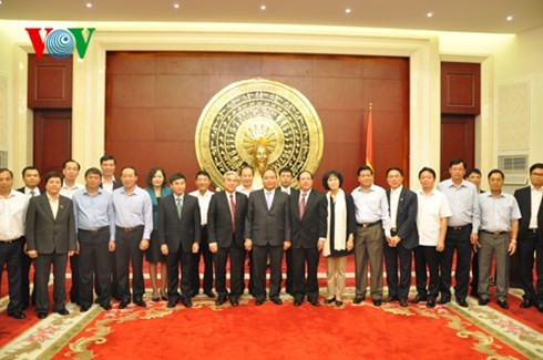 越南政府副总理阮春福看望越南驻华大使馆工作人员