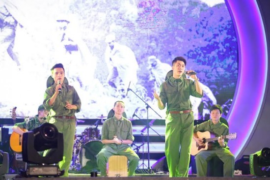 2015年越南南方地区革命歌曲节在平福省开幕