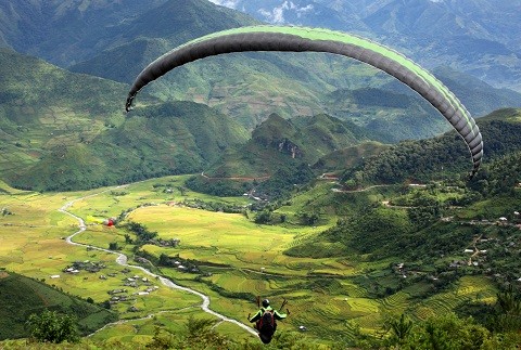 200名运动员参加在越南北部安沛省穆庚寨县举行的滑翔伞节