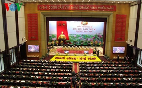 越共中央总书记阮富仲出席越南军队党代会