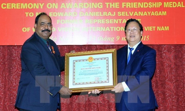 越友联向原国际展望组织驻越首席代表授予国家主席友好徽章