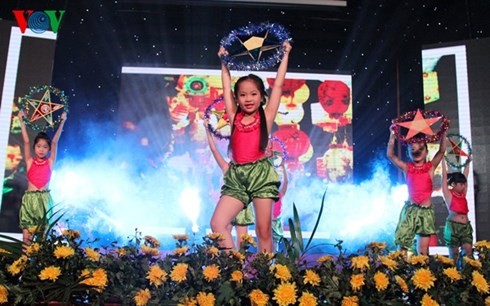 越南有关部门为环境特殊儿童欢度中秋节举行一系列活动