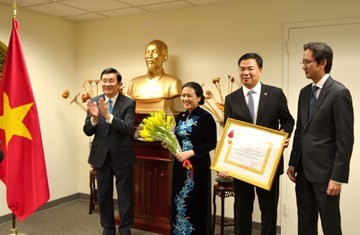 越南国家主席张晋创向越南常驻联合国代表团授予劳动勋章
