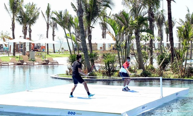 越南首次举行水上网球表演