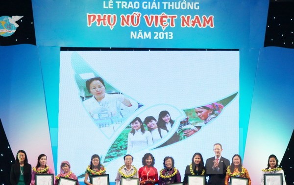 9个集体和10名个人获颁2015年越南妇女奖