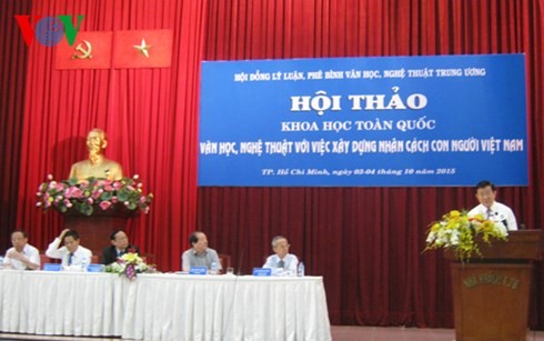 张晋创出席“文学艺术与塑造越南人格”全国研讨会