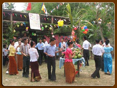 西南部指导委员会看望高棉族僧众和政策优抚家庭并祝贺报孝节