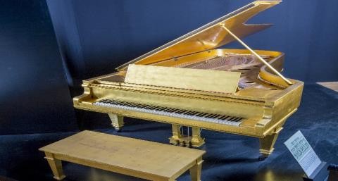 美国著名摇滚明星埃维斯•普里斯利的包金钢琴拍卖