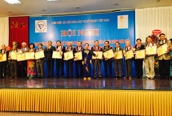 表彰2015年越南51名优秀科技人士