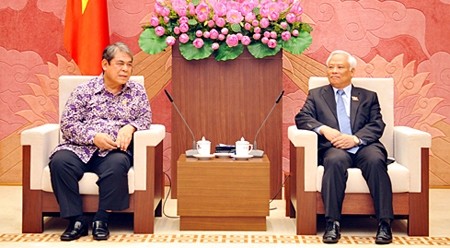 越南国会副主席汪朱刘会见印度尼西亚人民协商会议法律分析机构代表团