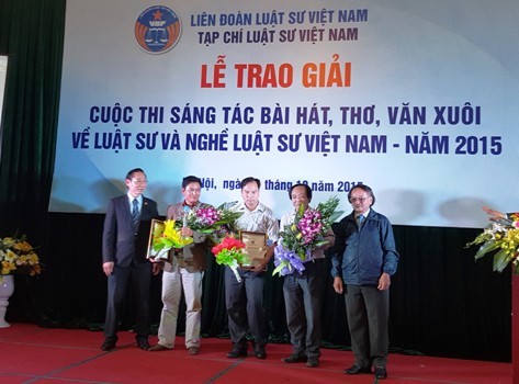 2015年关于越南律师和律师业的写作比赛向9件作品颁奖