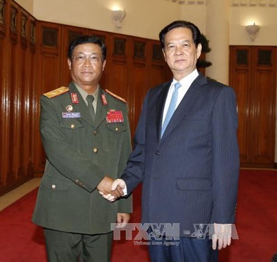 越南政府总理阮晋勇会见老挝人民军总参谋长苏旺