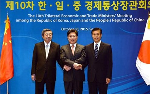 中日韩推动三方自贸协定谈判