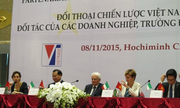 意大利总统马塔雷拉与越南政府副总理武文宁共同主持越意战略对话论坛