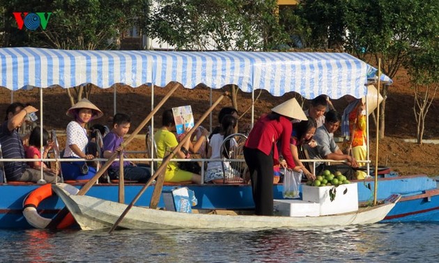 在河内越南民族旅游文化村再现南方水上集市文化