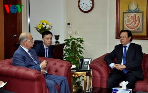 越共中央委员、中央对外部部长黄平君会见埃及总理谢里夫•伊斯梅尔