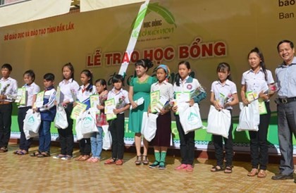 越南有关部门向少数民族学生颁发助学金