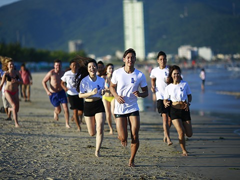 “岘港海滩赤足跑步”活动首次在岘港市举行