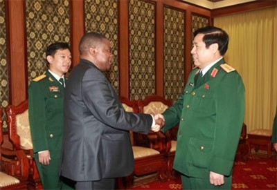 越南国防部长冯光青会见南非国防部国务秘书古鲁比