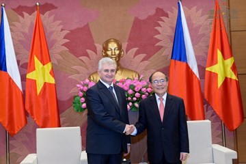 捷克议会参议院主席什捷赫圆满结束对越南的访问
